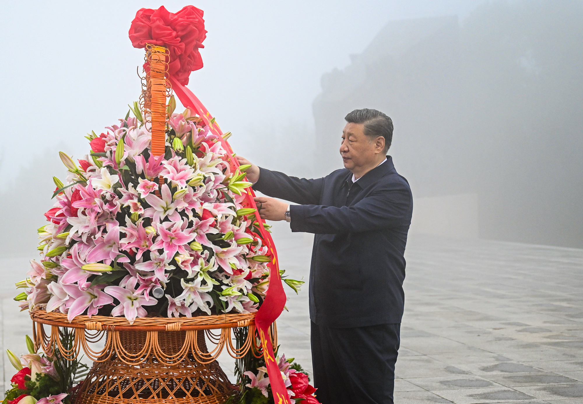 习近平在山西阳泉市向抗战烈士敬献花篮并...