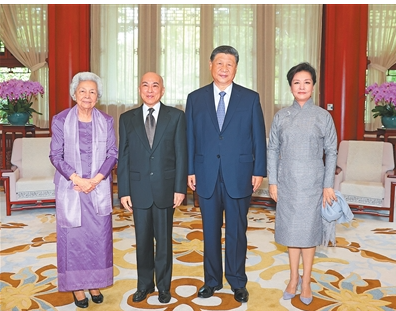 习近平夫妇会见柬埔寨国王西哈莫尼和太后...