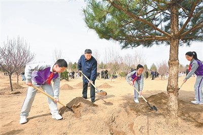 习近平在参加首都义务植树活动时强调 为...